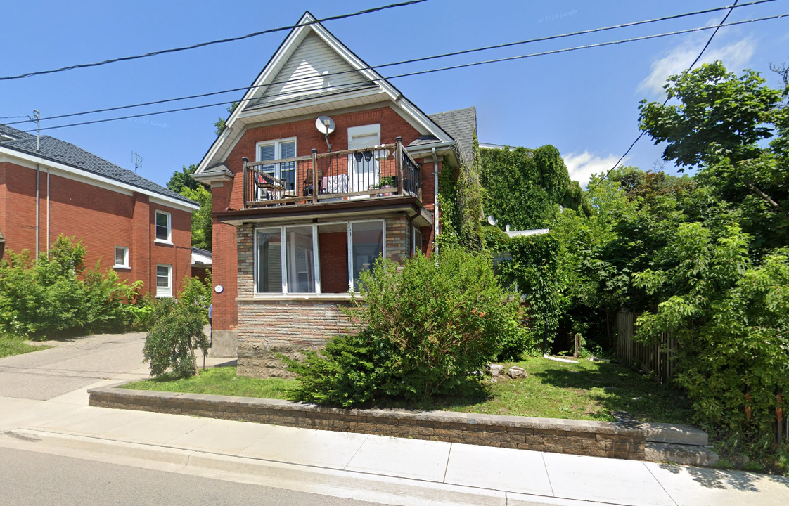 136 Weber St E in Kitchener, ON - Building Photo