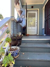 825 57th St, Unit D in Oakland, CA - Building Photo - Building Photo