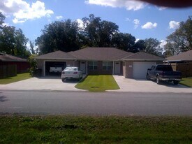 220 N 1st St in Nederland, TX - Building Photo