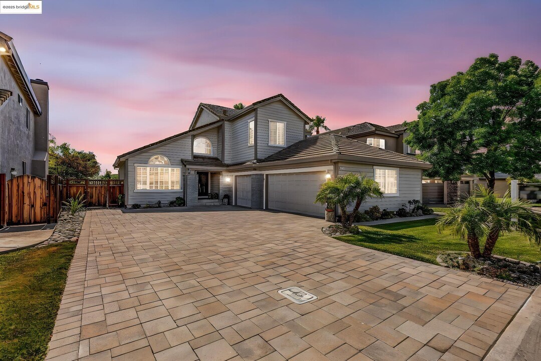 2435 Pinehurst Ct in Discovery Bay, CA - Building Photo