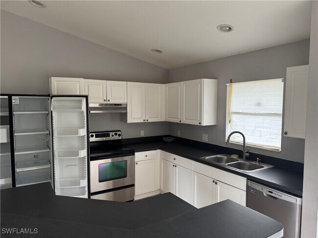 779 Bedford Dr in Lehigh Acres, FL - Building Photo - Building Photo