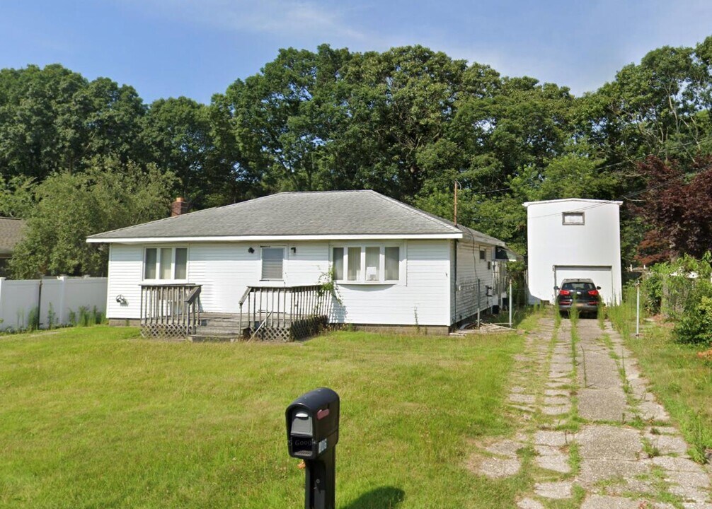 206 Concord Rd in Shirley, NY - Building Photo