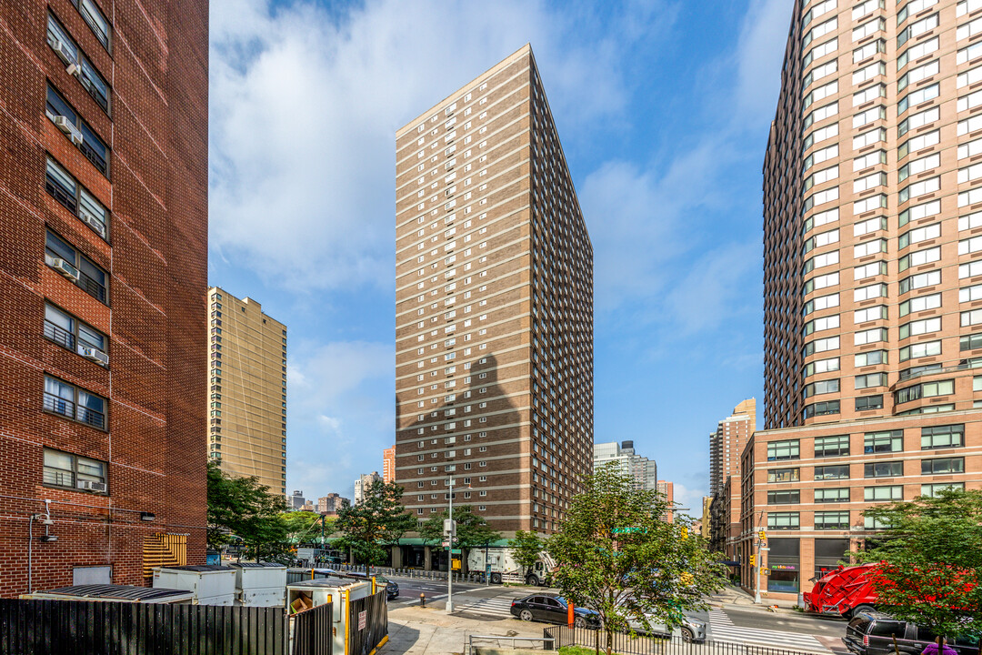 Mill Rock Plaza in New York, NY - Foto de edificio