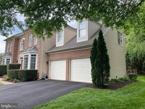 20756 Eastlake Ct in Sterling, VA - Building Photo - Building Photo