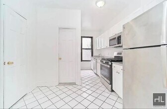 224 E 70th St in New York, NY - Building Photo - Building Photo
