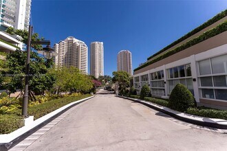 801 Brickell Key Blvd in Miami, FL - Building Photo - Building Photo