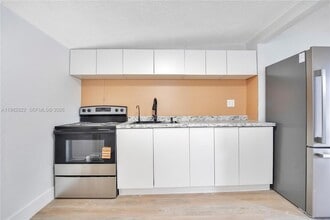 2428 NW 28th St in Miami, FL - Building Photo - Building Photo