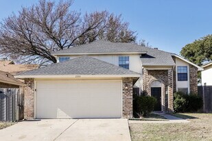 2205 Gladstone Dr in Arlington, TX - Building Photo