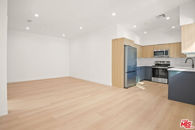 1709 Burnside Ave in Los Angeles, CA - Building Photo - Building Photo