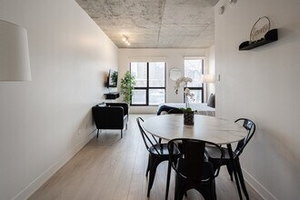 67 Boul. de Maisonneuve E, Unit SI ID1261840P in Montréal, QC - Building Photo - Building Photo