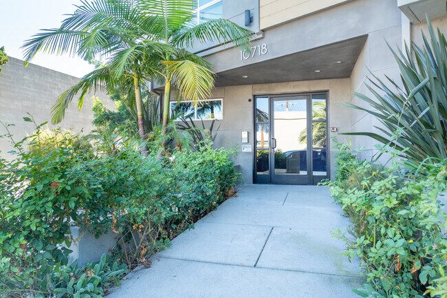 10718 Acama Street in North Hollywood, CA - Building Photo - Building Photo