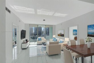 90 SW 3rd St in Miami, FL - Building Photo - Building Photo