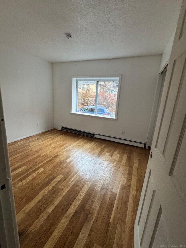 404 Charles St in Bridgeport, CT - Building Photo - Building Photo
