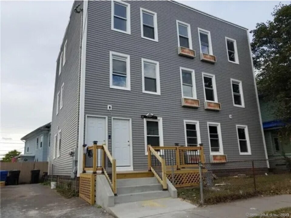 20 Sherman Ave in Meriden, CT - Building Photo