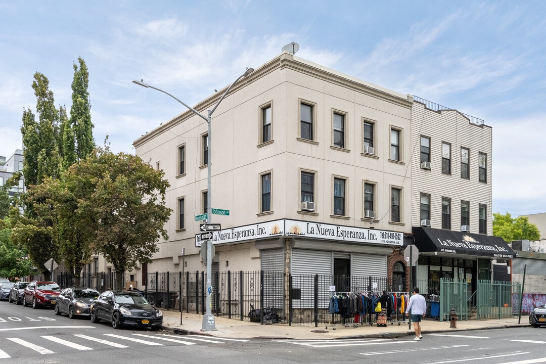 211 Johnson Ave in Brooklyn, NY - Building Photo