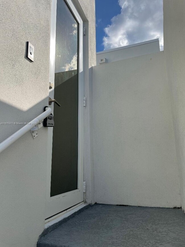 10317 NW 66th St in Doral, FL - Foto de edificio - Building Photo