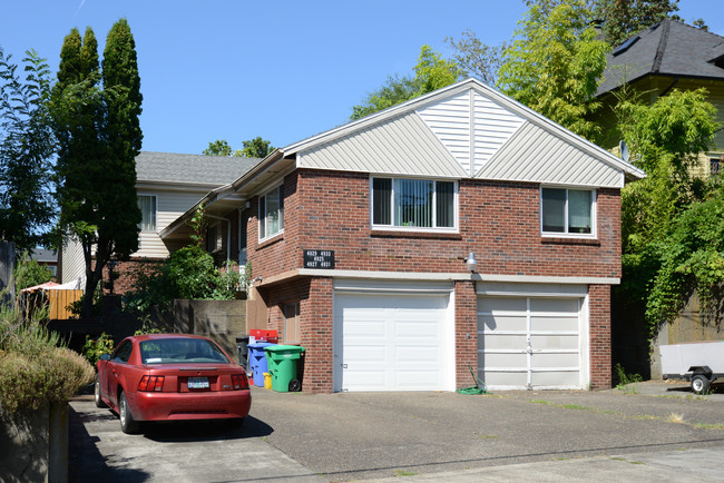 4925 SE Tibbetts St in Portland, OR - Building Photo - Building Photo