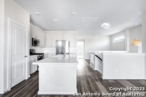 7910 Needle Crk in San Antonio, TX - Building Photo - Building Photo