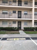 102 Capri Isles Blvd in Venice, FL - Building Photo