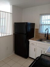 2435 Plunkett St in Hollywood, FL - Foto de edificio - Building Photo