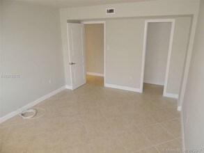 18041 Biscayne Blvd in Aventura, FL - Building Photo - Building Photo