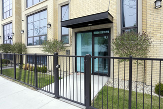 2532 W Irving Park Rd in Chicago, IL - Building Photo - Building Photo