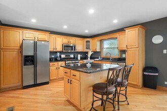 255 Banbury Ave, Unit SI ID1285054P in Elk Grove Village, IL - Foto de edificio - Building Photo