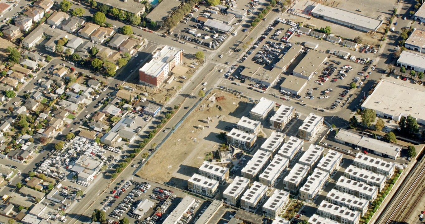 Mission Crossing in Hayward, CA - Building Photo