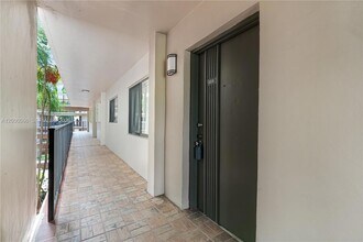 8520 SW 133rd Avenue Rd, Unit 323 in Miami, FL - Foto de edificio - Building Photo