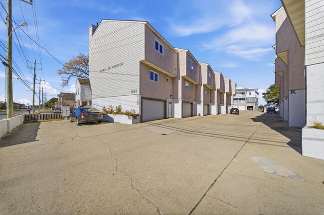 824 W Ocean View Ave in Norfolk, VA - Building Photo - Building Photo