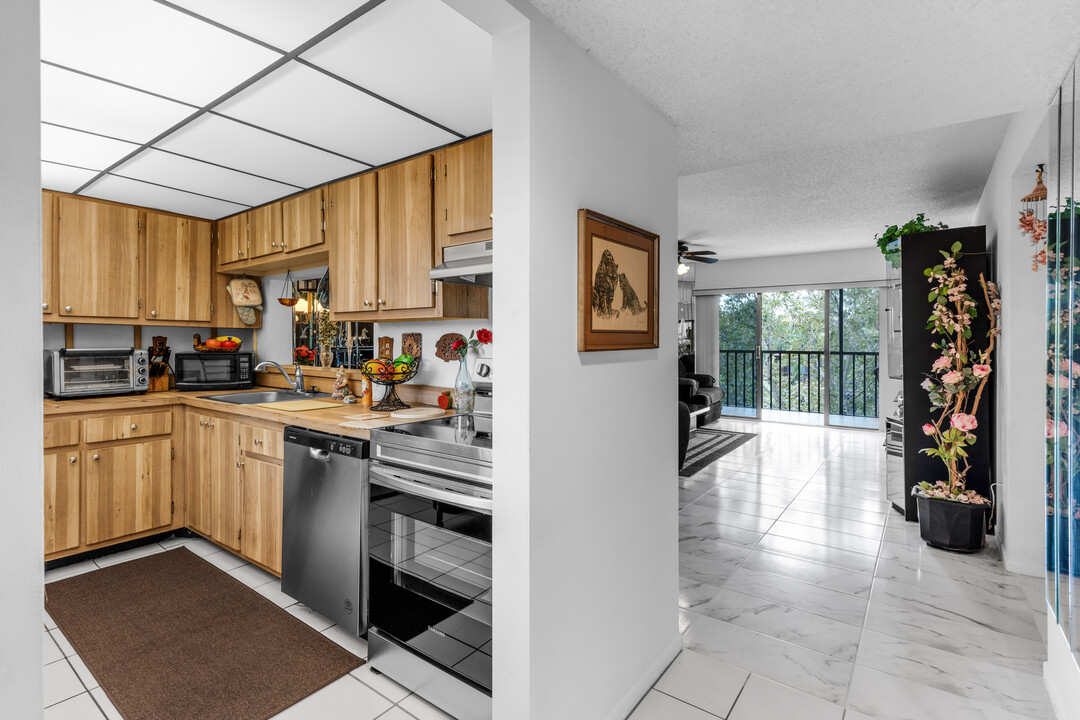 8415 SW 107th Ave, Unit 309W in Miami, FL - Building Photo