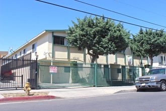 6635 Etiwanda Ave in Reseda, CA - Building Photo - Building Photo