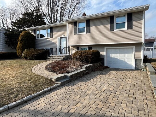 35 Namquid Dr in Middletown, RI - Building Photo - Building Photo