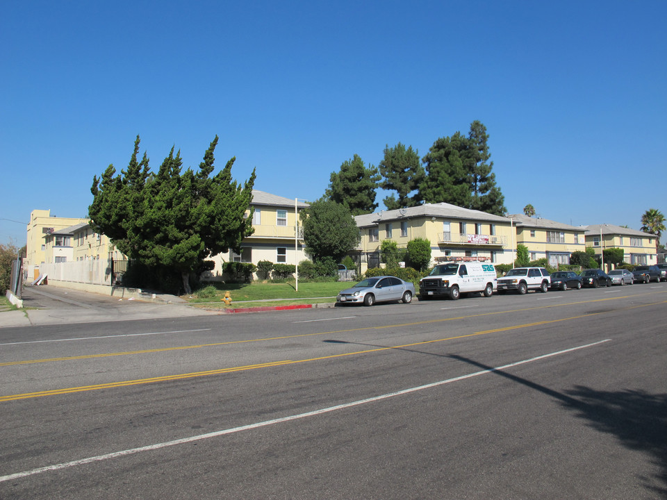 Provence Way in North Hollywood, CA - Building Photo