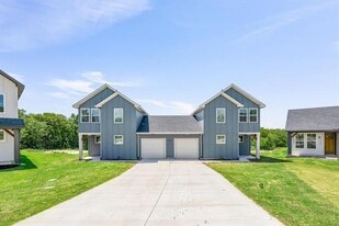 1210 Chestnut Ct in Bridgeport, TX - Building Photo