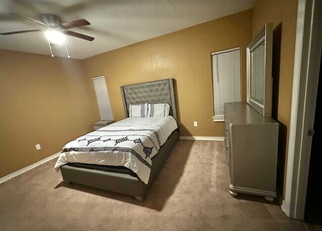 2734 Duncan Dr in Oyster Creek, TX - Foto de edificio - Building Photo