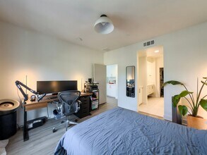 2111 N Cahuenga Blvd in Los Angeles, CA - Building Photo - Building Photo