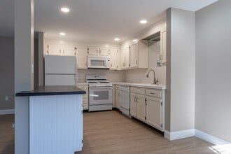 185 Indian Rock Rd in Merrimack, NH - Building Photo - Building Photo