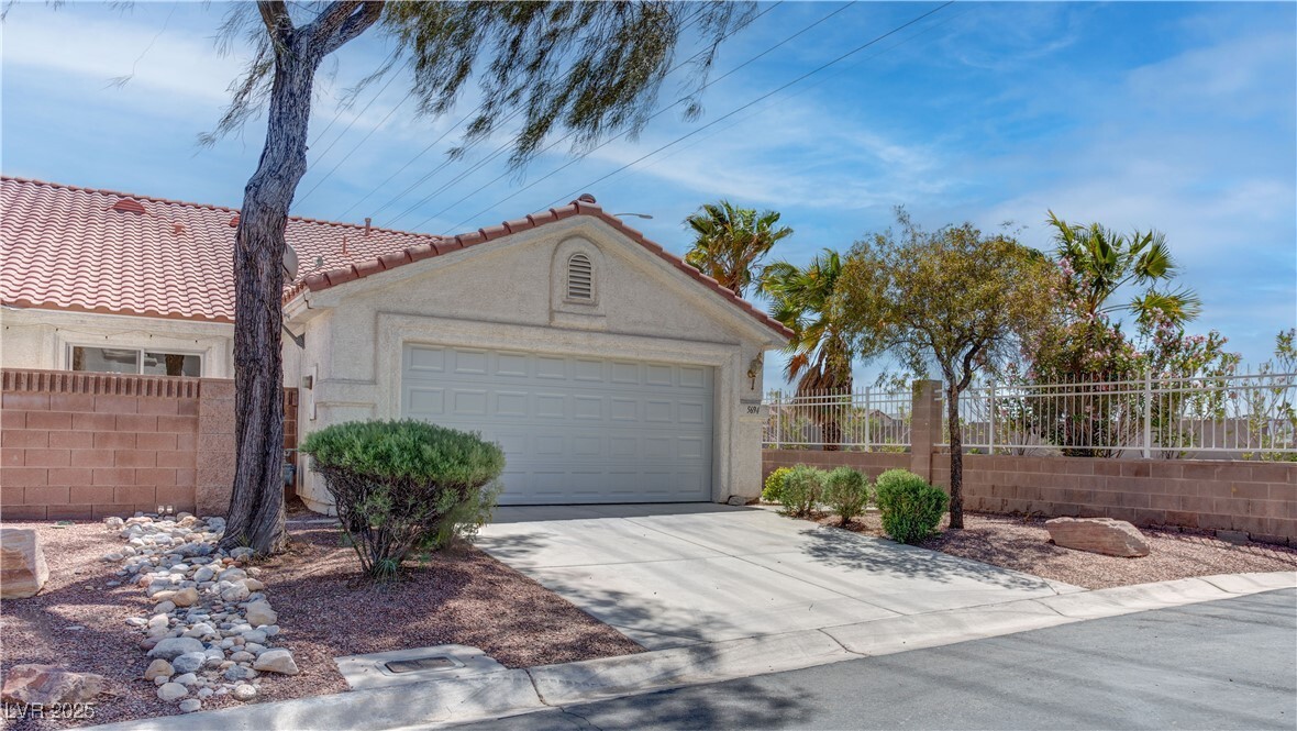 5694 Snow Drop St in Las Vegas, NV - Foto de edificio