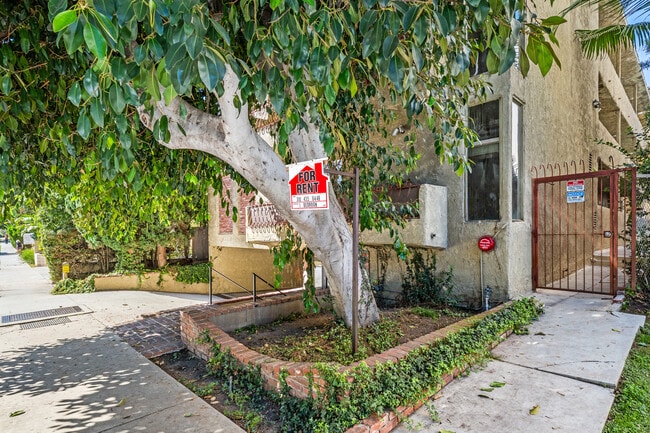 11661 Goshen Ave in Los Angeles, CA - Foto de edificio - Building Photo