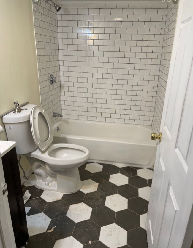 24 Chelsea St, Unit #B in Boston, MA - Foto de edificio - Building Photo