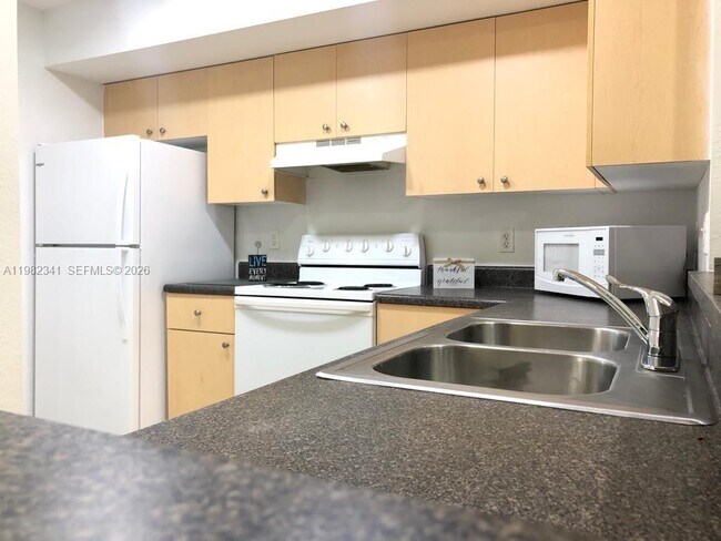 2544 Centergate Dr in Miramar, FL - Building Photo - Building Photo