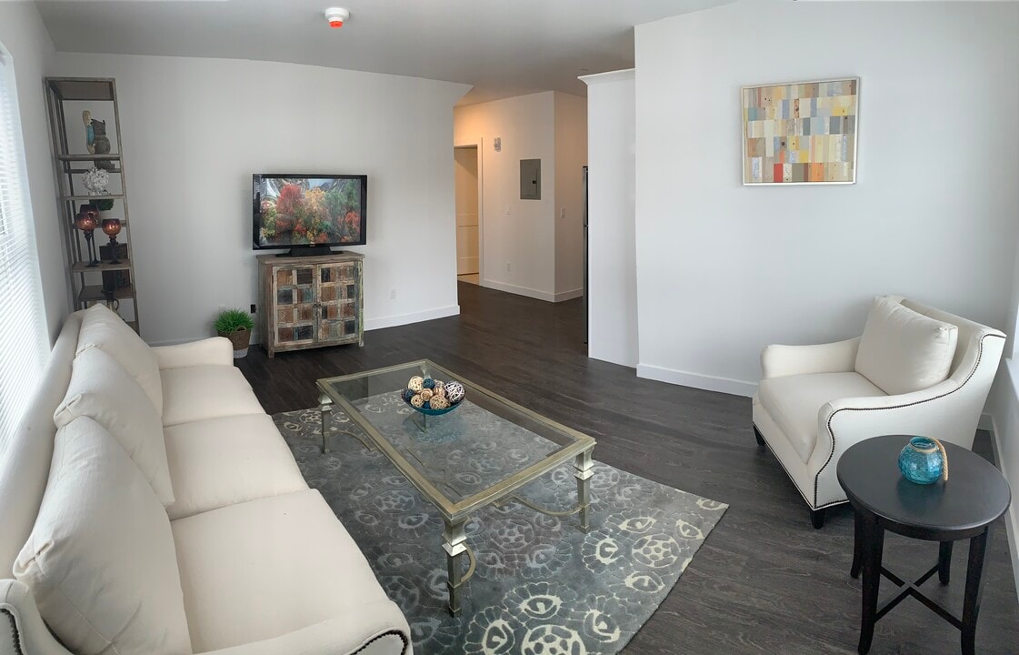 68 Park Ave, Unit 1G in Bay Shore, NY - Building Photo