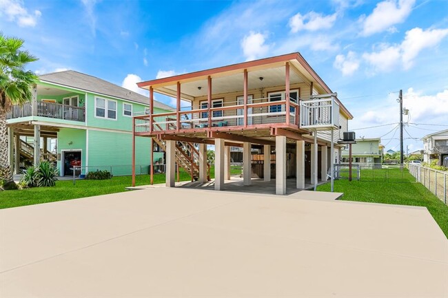 16610 John Silver Rd in Jamaica Beach, TX - Building Photo - Building Photo