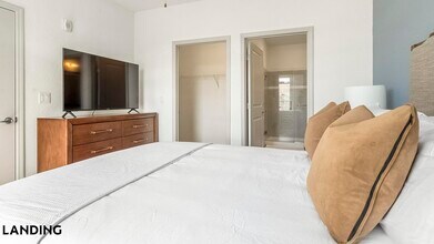 9301 Summit Centre Way in Orlando, FL - Building Photo - Building Photo