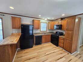 34 Pine Cir in Paris, NY - Building Photo