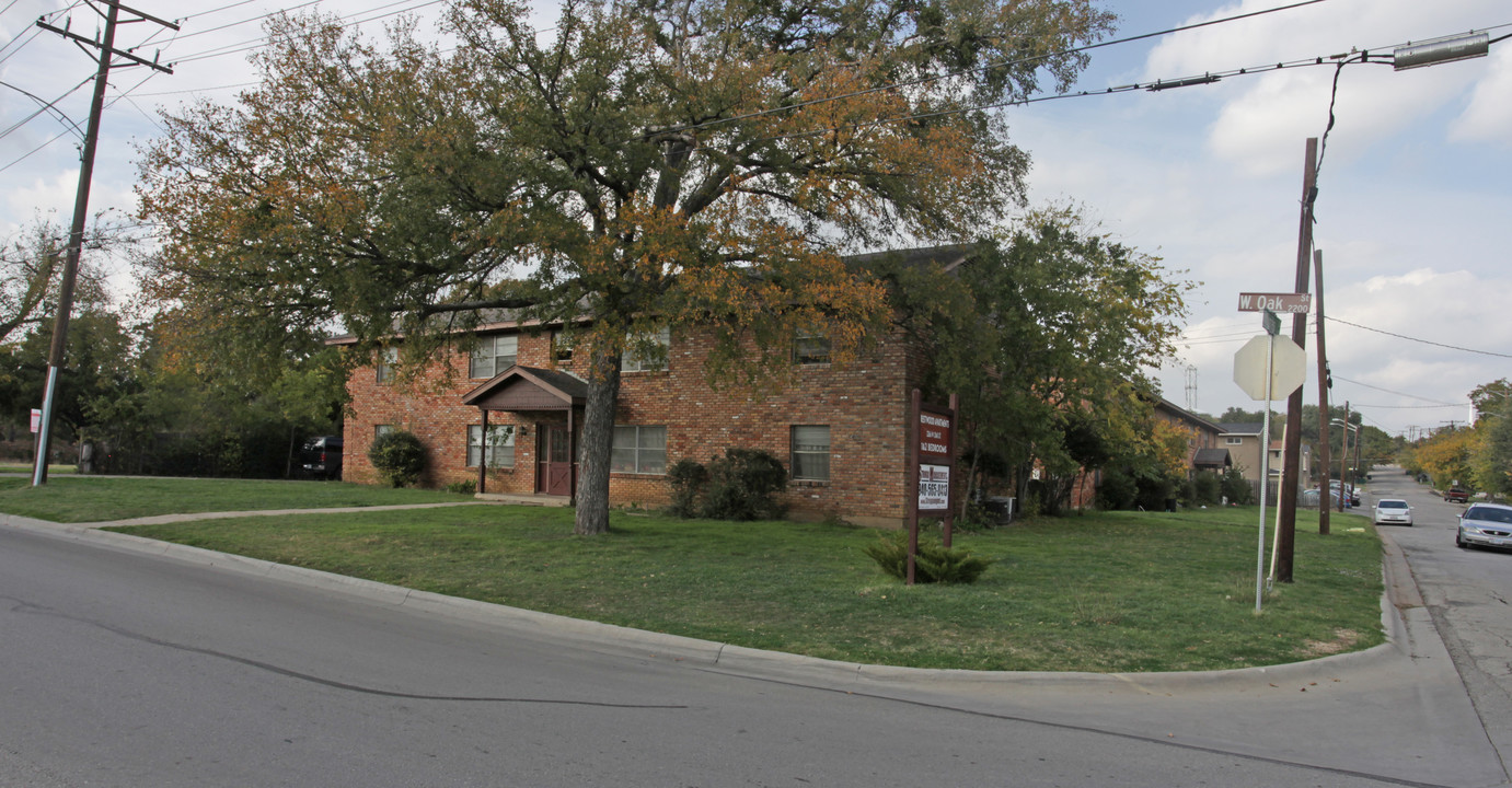 2266 W Oak St in Denton, TX - Foto de edificio