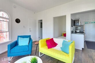 3209 Descanso Dr in Los Angeles, CA - Building Photo - Building Photo