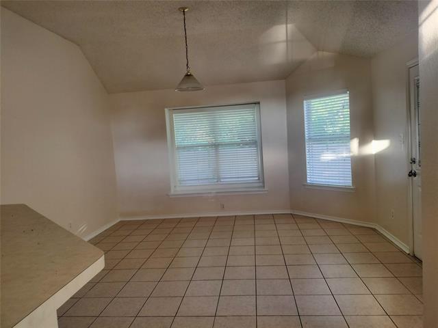 1888 Helen Ln in Lewisville, TX - Foto de edificio - Building Photo