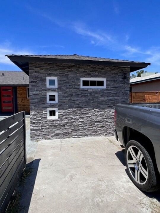 904 E Myrtle Ave in Visalia, CA - Building Photo